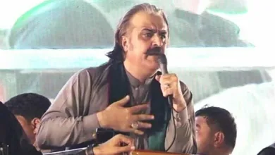 انہوں نے کہا کہ آج 70 روپے بجلی کا یونٹ ہے اور تیل 145 روپے فی لیٹر ہے —