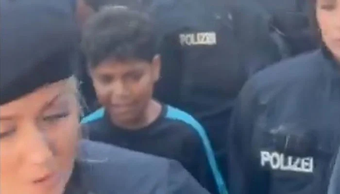 بچے کو حراست میں لینے کی تصاویر سوشل میڈیا پر وائرل ہوگئیں