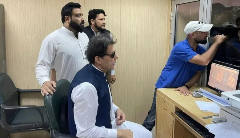 سابق وزیراعظم عمران خان کو 9 مئی 2023 کو قومی احتساب بیورو (نیب) کے القادر ٹرسٹ کیس میں اسلام آباد ہائی کورٹ کے احاطہ سے گرفتار کیا گیا تھا